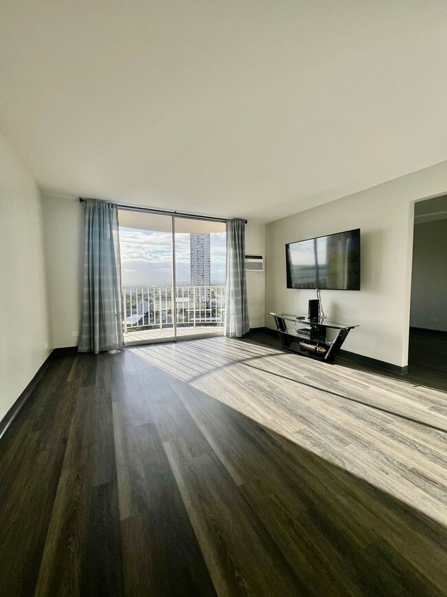 Building Photo - Beautiful 1/1/1 with Sunset Views