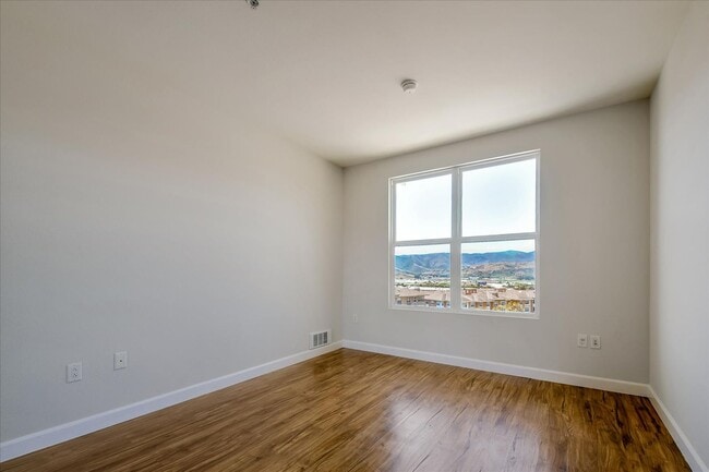 Building Photo - Candlestick Point - 2 BR, 2 BA Condo 1,166...