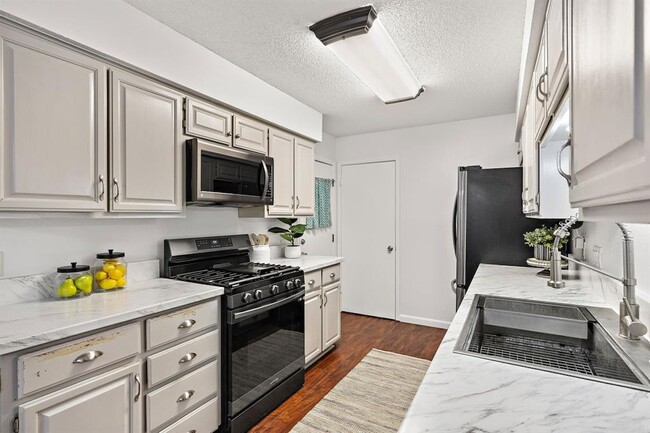 Stainless steel appliances - 1611 Somerset Dr