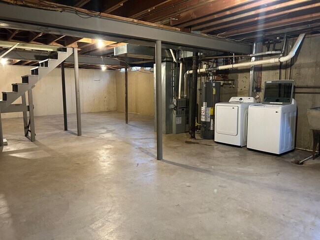 Building Photo - 3 Bedroom, 1.5 Bathroom House