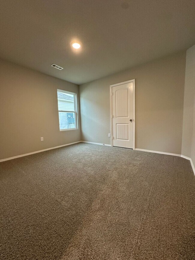 Building Photo - Contact Peggy 501 676 1758