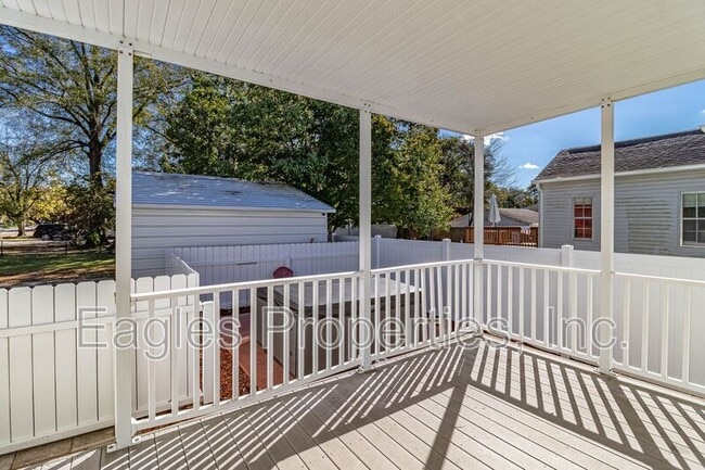 Building Photo - 512 N Pineview Ave