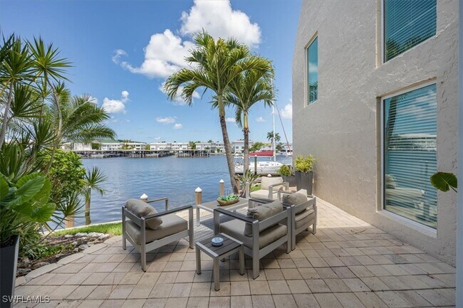 Building Photo - 800 River Point Dr