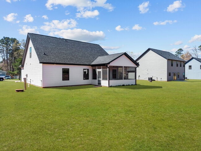 Building Photo - 345 Lake Farm Dr