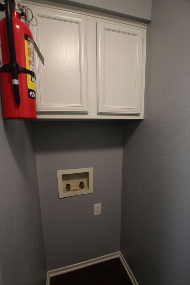 Building Photo - Tour Today: Downstairs 1 Bed 1 Bath Apartment!