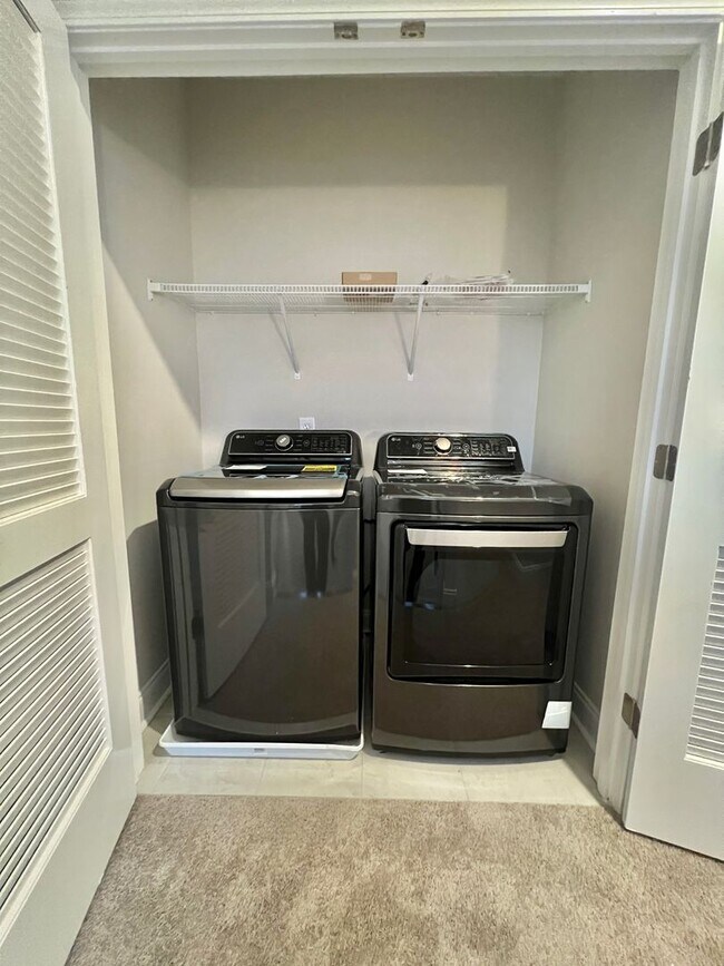 Building Photo - Like New 3 Bed, 4 Bath Townhome w/ 2 Car Garage