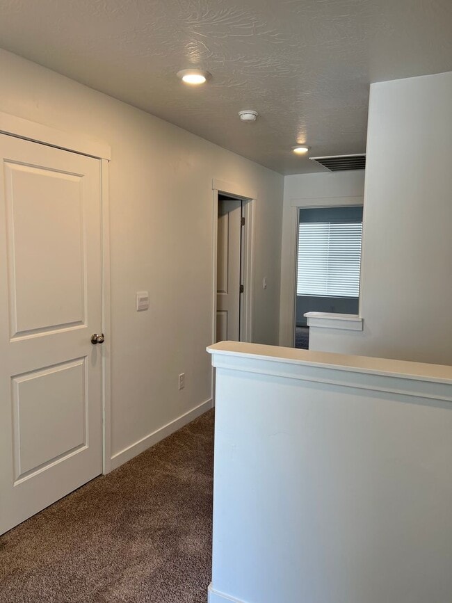 Building Photo - Beautiful Modern Townhome