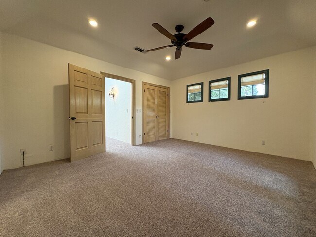 Building Photo - Spacious and Inviting 3-Bedroom, 2.5-Bath Townhome in the Heart of Menlo Park