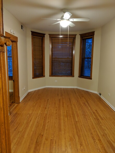 Building Photo - 3838 N Kenmore Ave