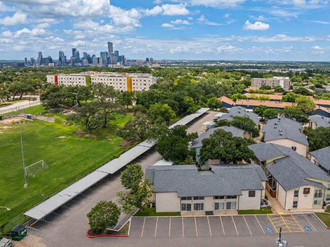 Building Photo - Clean & Bright Gated 1BR Near Downtown Austin