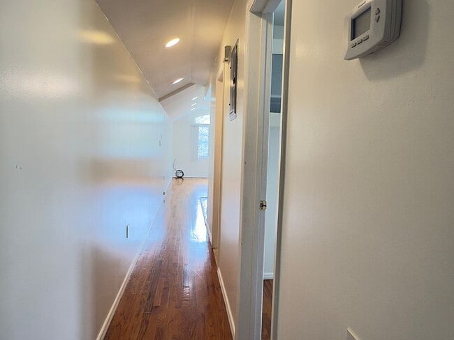 Building Photo - "Charming 2-Bedroom Retreat in Douglaston – Cozy Comfort with 710 Sq Ft of Living Space!"