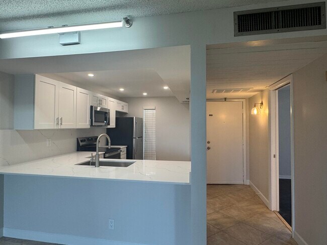 Building Photo - 21 Royal Palm Way