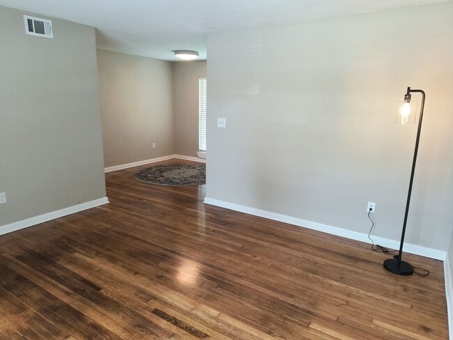 Building Photo - GORGEOUS REMODELED 3 BEDROOM 2 BATH