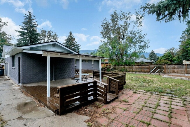 Building Photo - 817 Westmoor Dr