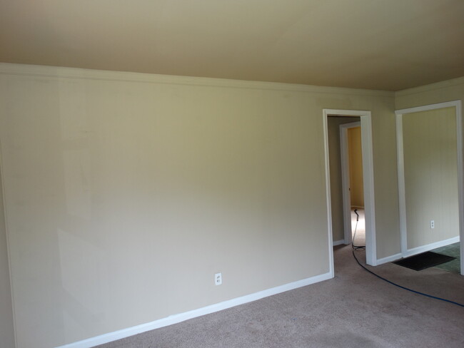 Building Photo - BACK ON THE MARKET!  $15.00 APPLICATION FE...