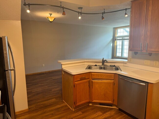 Building Photo - Beautiful Townhome with Private Patio, Gas...