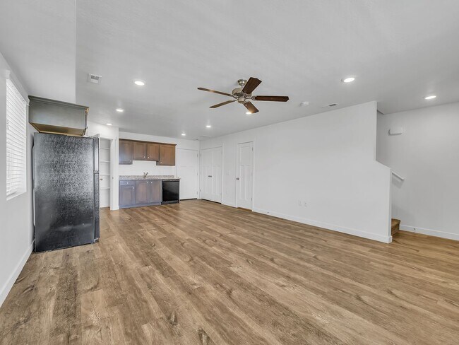Building Photo - Herriman 3 Bedroom Townhouse Ready to be Called Home!