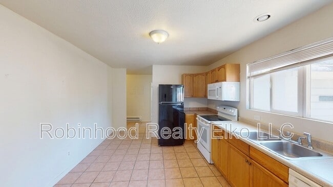 Building Photo - 741 Elm St