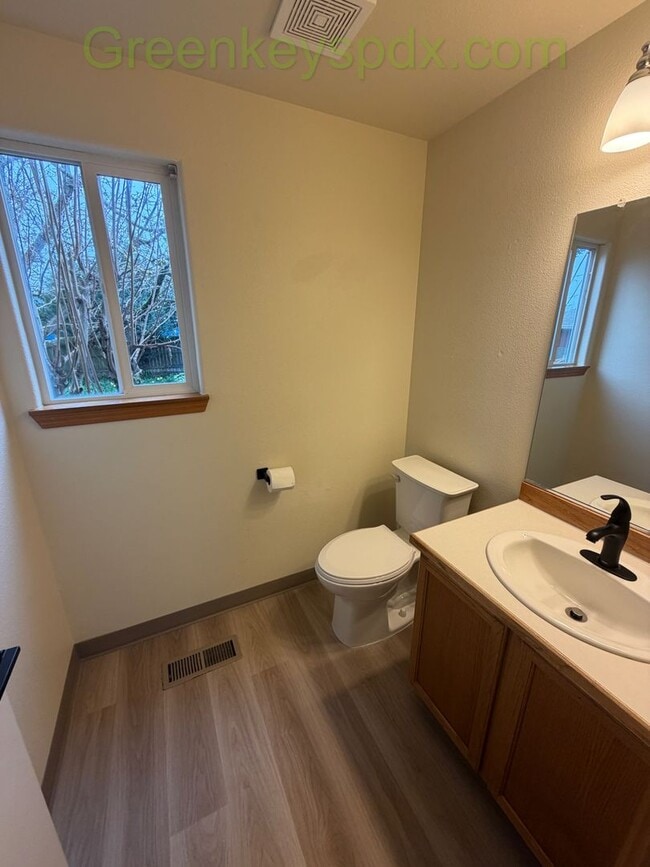 Building Photo - Charming 3-Bedroom/2.5-Bathroom House in the Cathedral Park Neighborhood of St. Johns - See Move-...