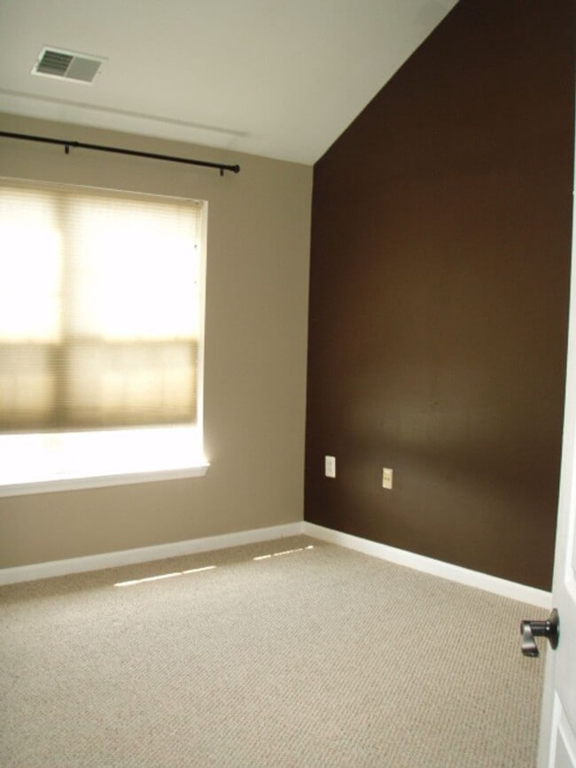 Building Photo - Beautiful 3 Bed 2.5 Bath End-Unit Brick To...