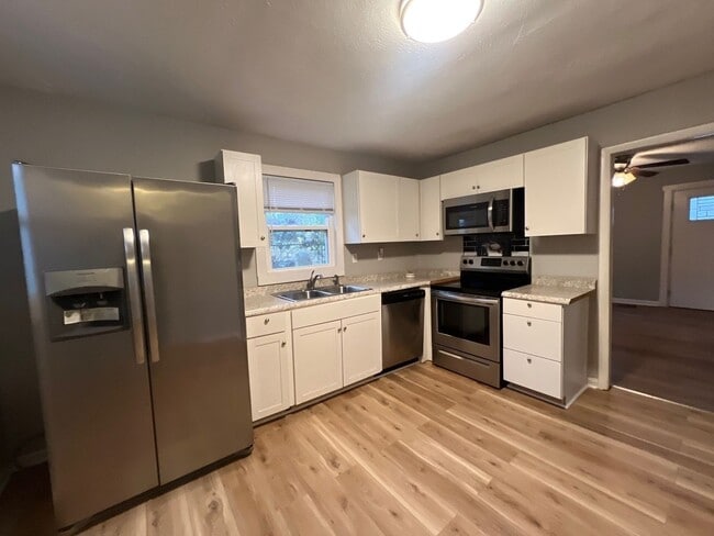 Building Photo - 3 Bed, 2 Bath House in Clarksville!!