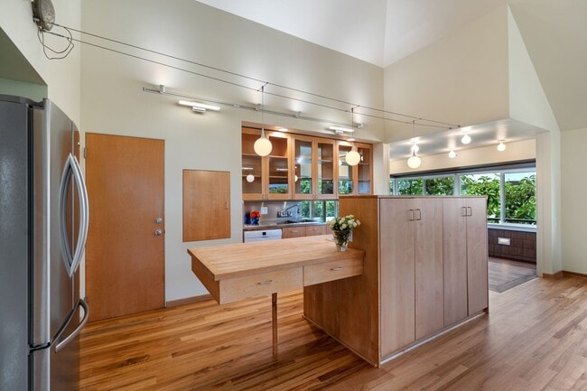 Building Photo - Lovely 2/2 Makiki Heights Home - Utilities...
