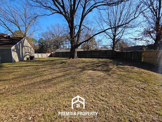 Building Photo - Spacious 4BR/3BA Memphis Home w/ Vaulted Ceilings, Hardwood Floors & 2-Car Garage