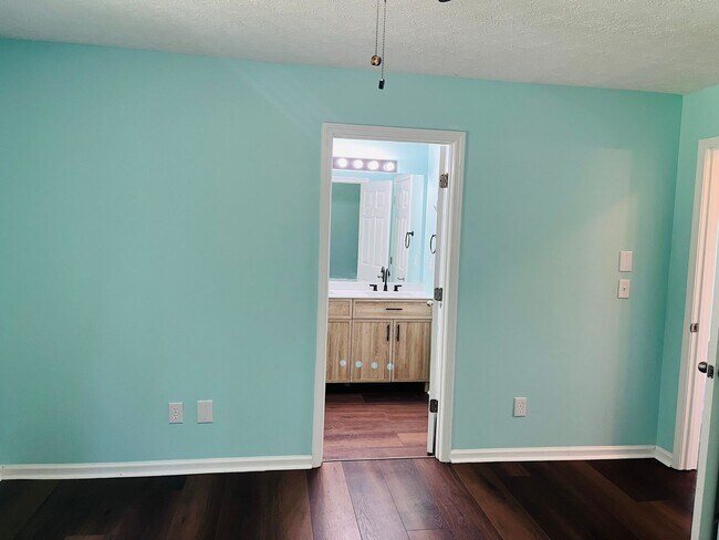 Building Photo - Wow! 3 bedroom 2 bathroom in Senoia. Must ...