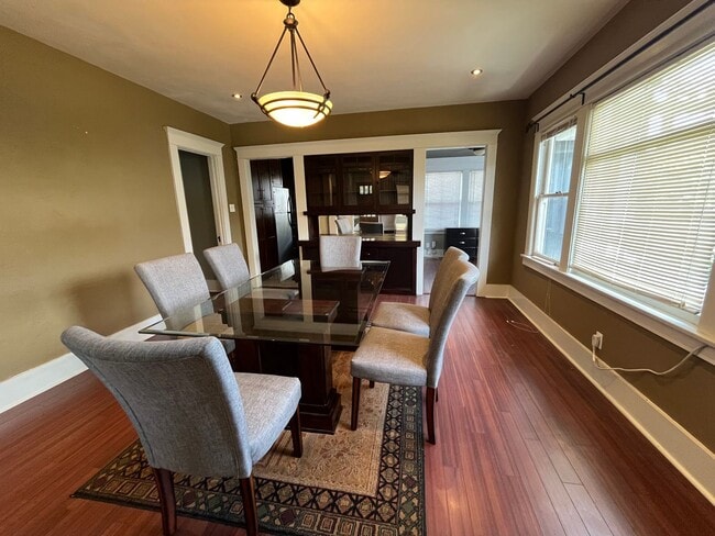 Building Photo - House: 2 Bedroom with Den , 2 Bath and pri...
