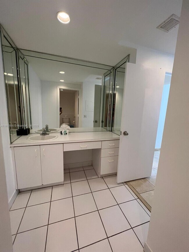 Building Photo - 3505 S Ocean Dr