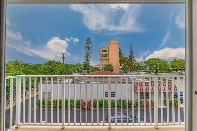 Building Photo - 2424 NE 9th St