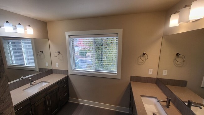Building Photo - 3 Bed 2.5 bath plus bonus-Fenced-corner lo...