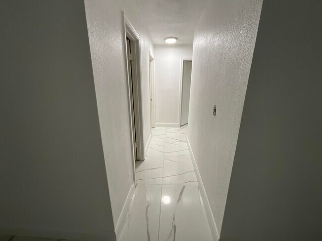 Building Photo - 609 W Ocean Ave