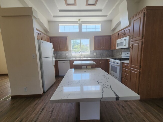 Building Photo - Family Home on 4 acres close to schools