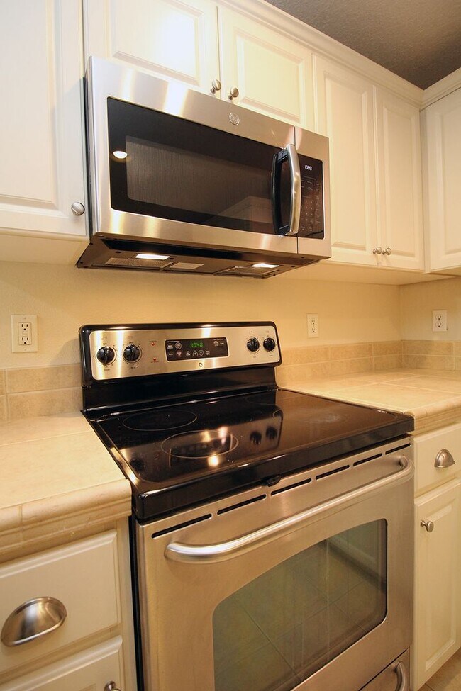 Building Photo - Tanasbourne 2 Bed 1 Bath Townhome