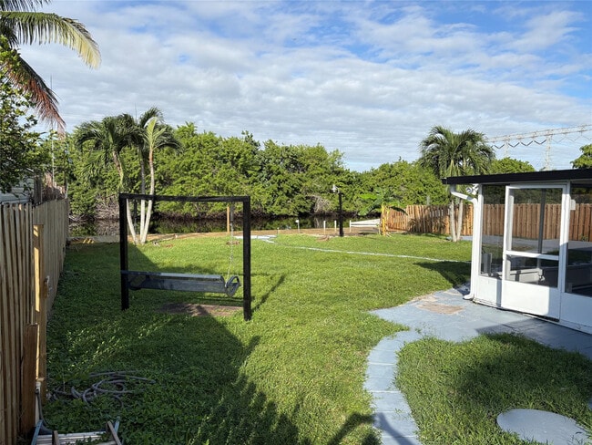 Building Photo - 4697 SW 35th Ave