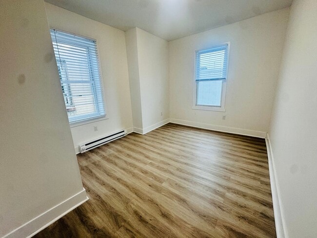 Building Photo - Beautiful 3b/1.5bth House ! Section 8 Only