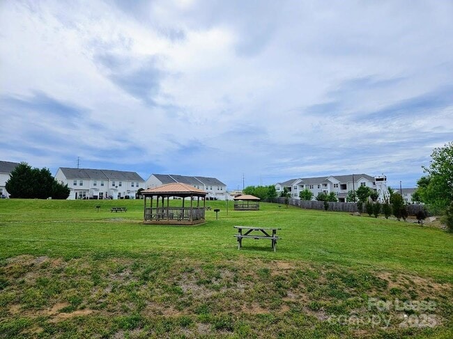 Building Photo - 363 Halton Crossing Dr SW