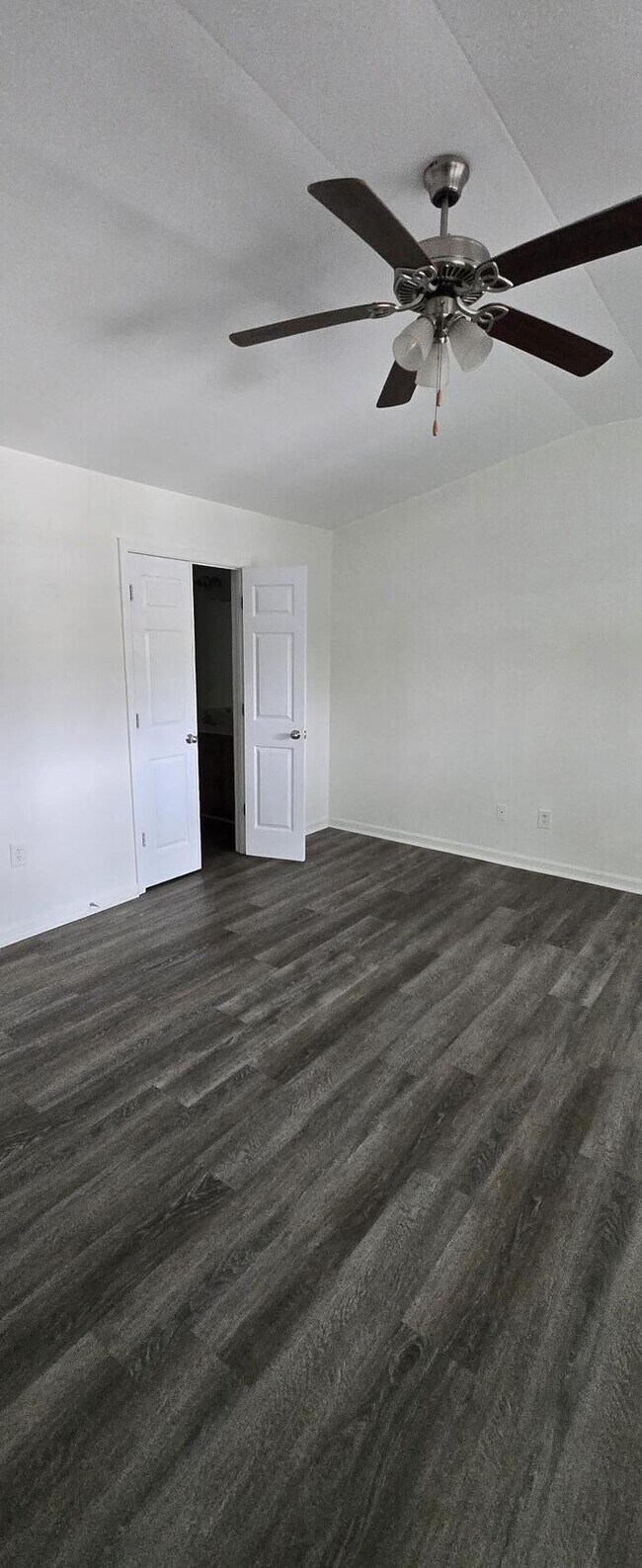 Building Photo - 3 Bedroom Townhouse