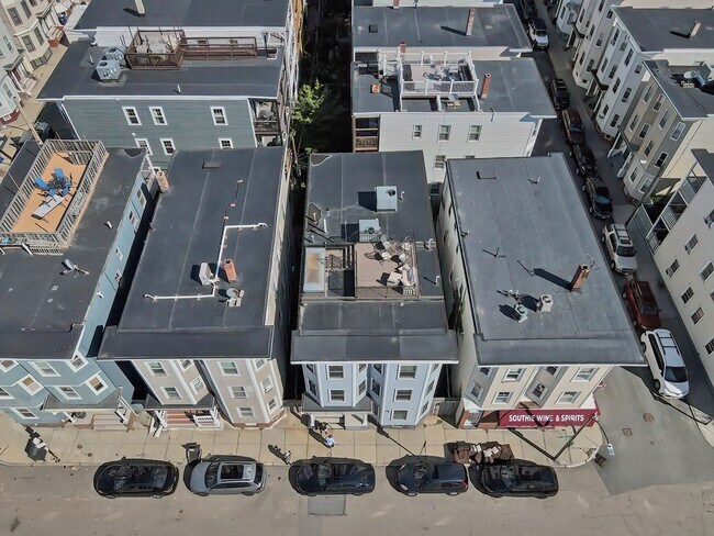 Building Photo - 470 E 8th St