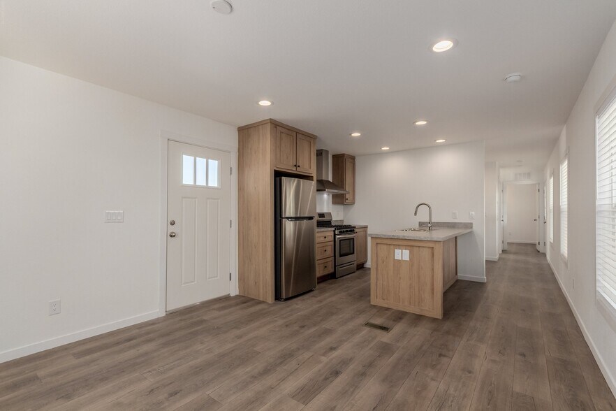 Building Photo - 5201 W Camelback Rd