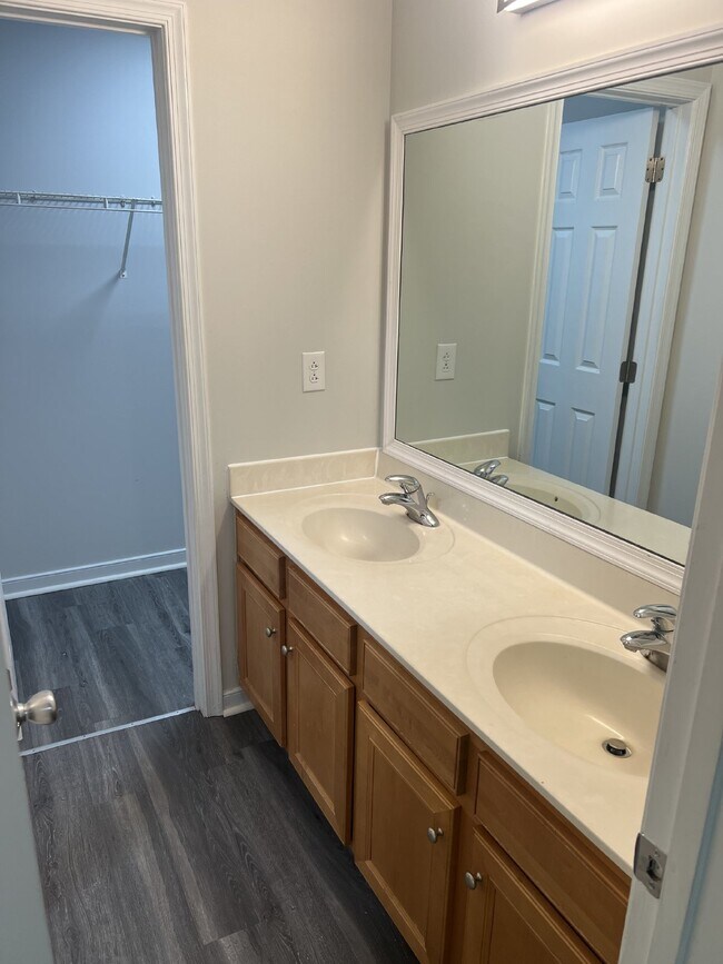 Building Photo - Spacious 6-Bedroom Home with 3 Bathrooms i...