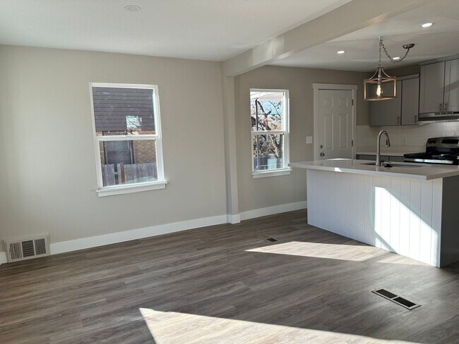Building Photo - Darling remodeled 5 bedroom 2 bathroom home in the heart of Ogden