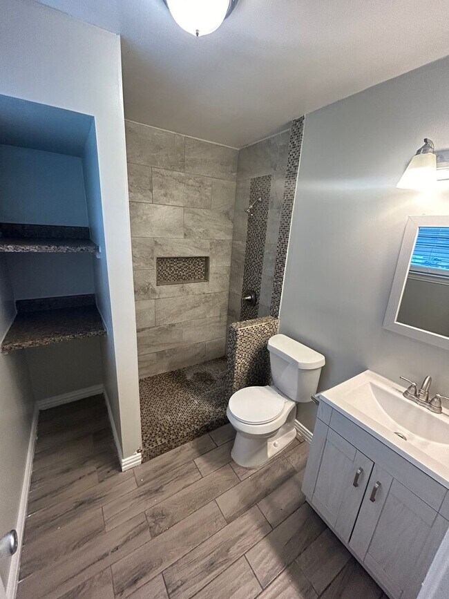 Building Photo - 2211 Granada Dr