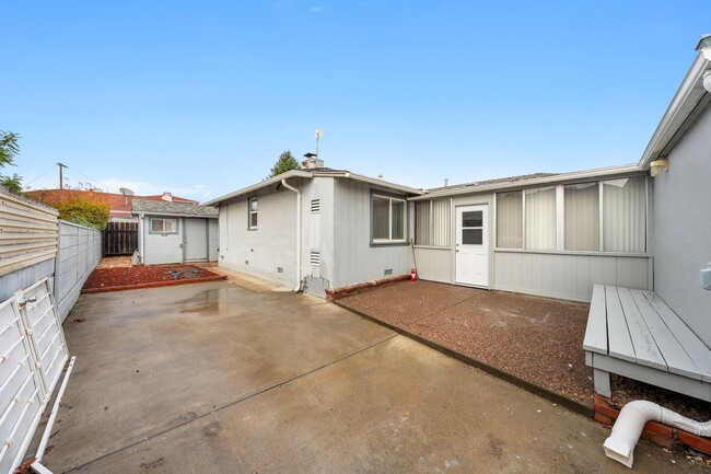 Building Photo - Charming three bed room home offering comf...