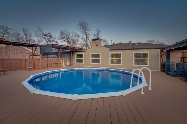 Building Photo - 7809 Claremont Dr