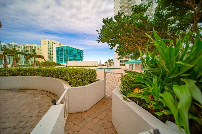 Building Photo - 16445 Collins Ave