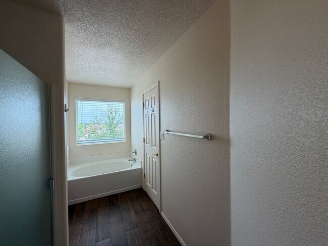 Building Photo - 4 Bedroom Home Available Near McMahon Blvd NW & Universe Blvd NW!