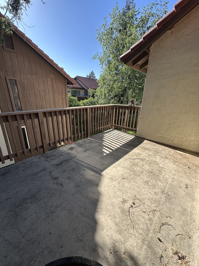 Building Photo - 2055 Sierra Rd
