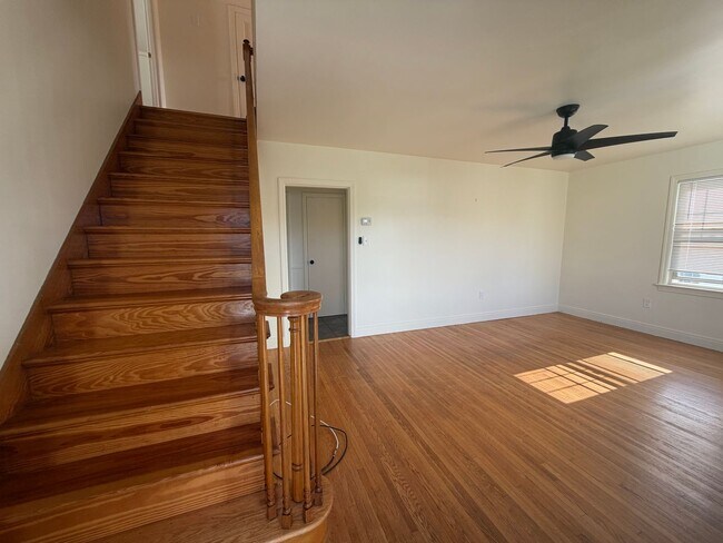 Building Photo - 5 E Walnut St